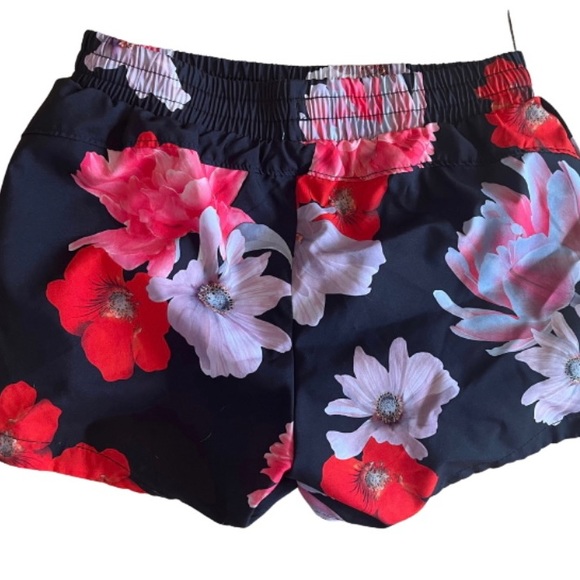 Girls Old Navy Flower Shorts - Picture 2 of 3